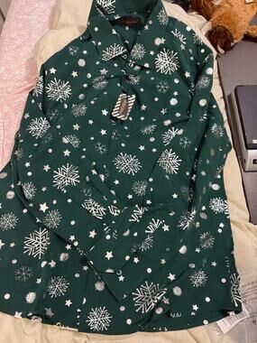 DiBanGu Mens Large Christmas Shirt Green Silver Snowflake Long Sleeve NWT